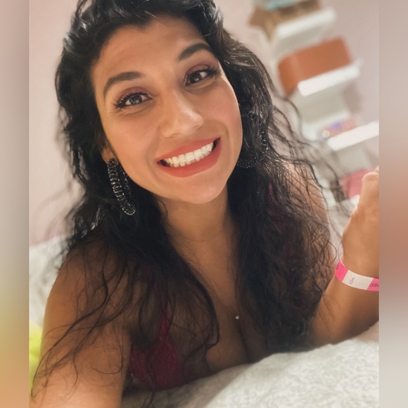 Meet your Posher, Jessenia - Picture 1 of 1